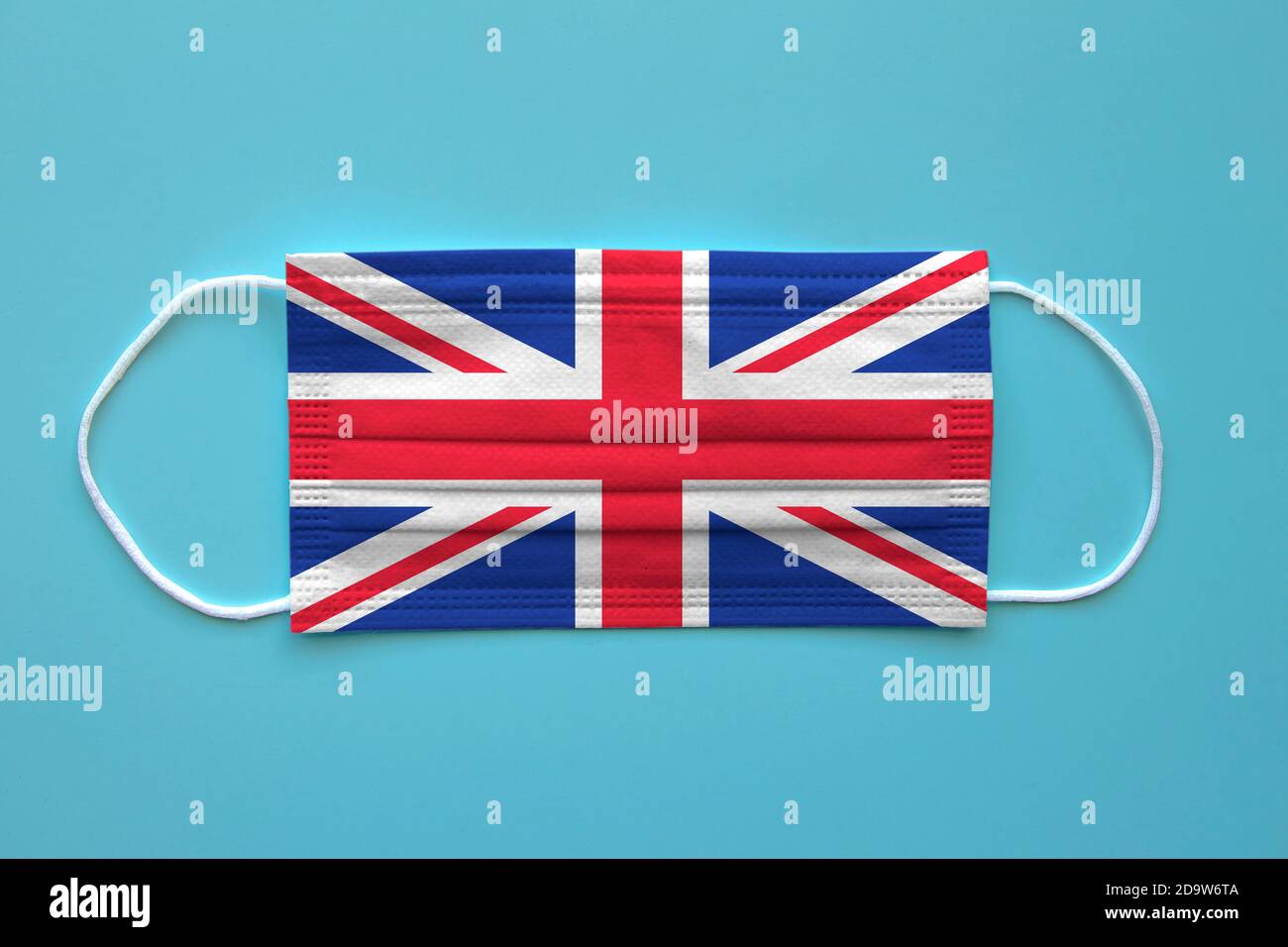 Eine Gesichtsmaske mit einer England Flagge auf einem klaren Hintergrund. Konzept: England während der Pandemie. Stockfoto