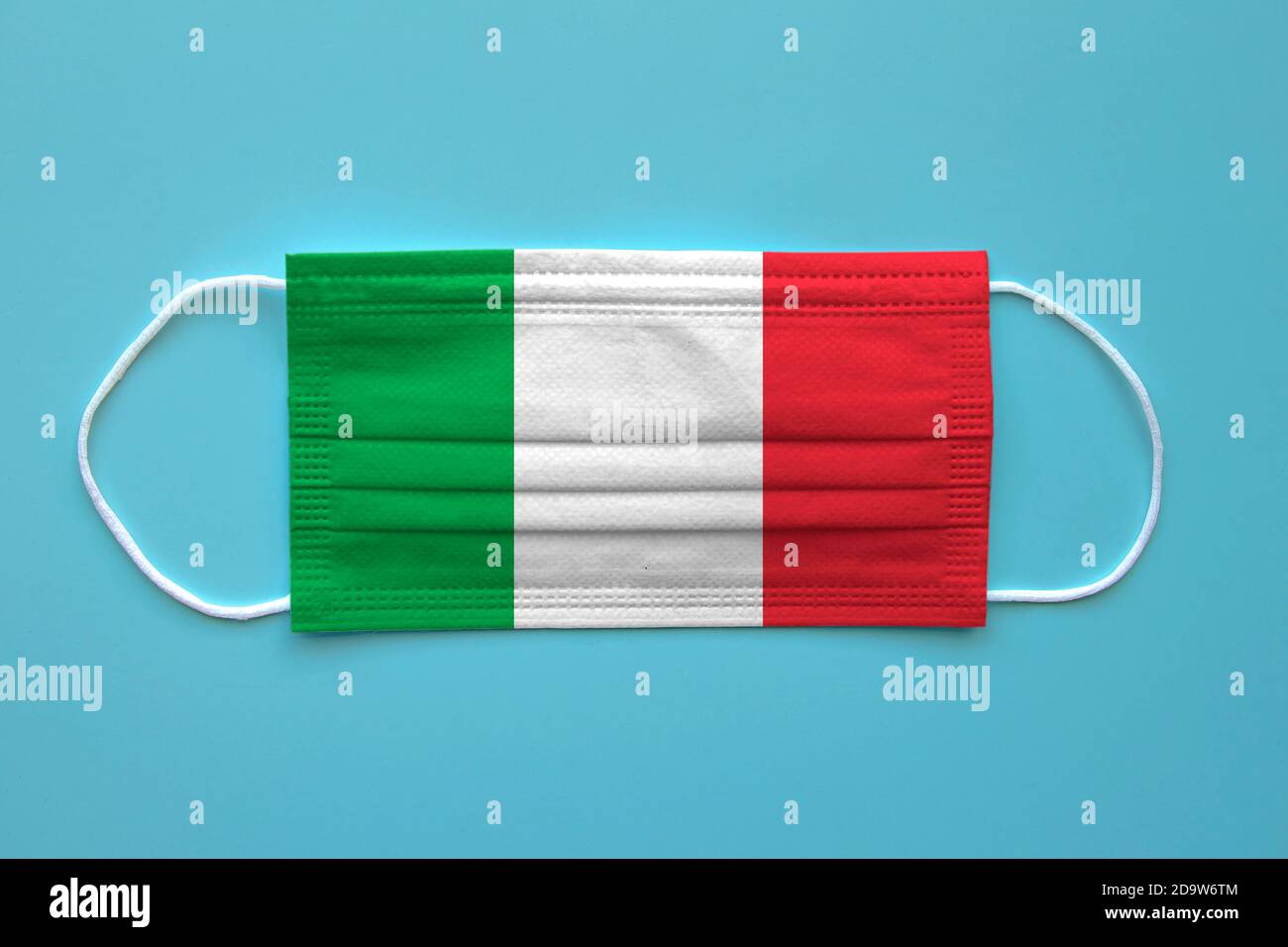 Eine Gesichtsmaske mit italienischer Flagge auf klarem Hintergrund. Konzept: Italien während der Pandemie. Stockfoto