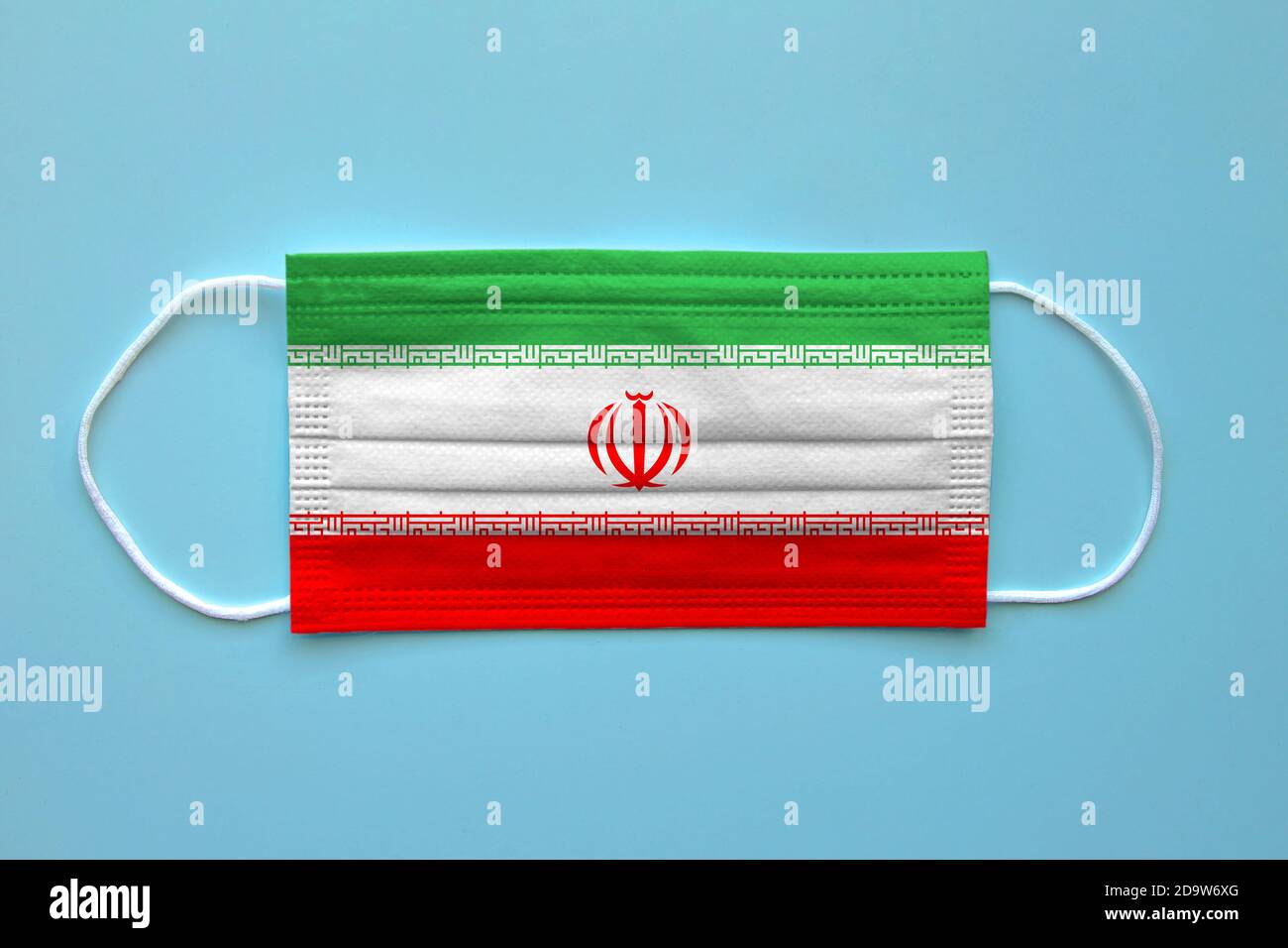 Eine Gesichtsmaske mit iranischer Flagge auf klarem Hintergrund. Konzept: Iran während der Pandemie. Stockfoto