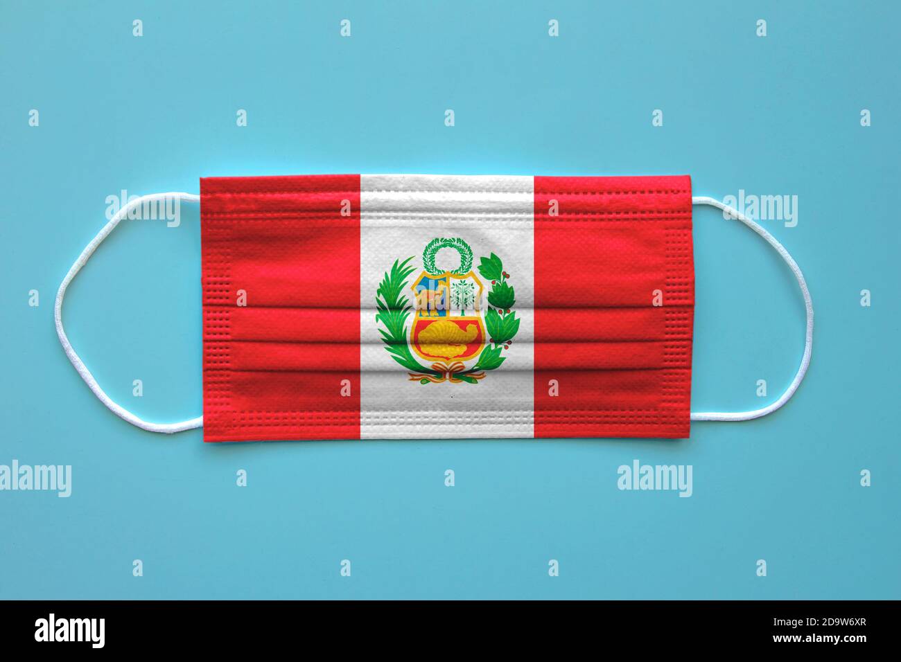 Eine Gesichtsmaske mit peruanischer Flagge auf klarem Hintergrund. Konzept: Peru während der Pandemie. Stockfoto