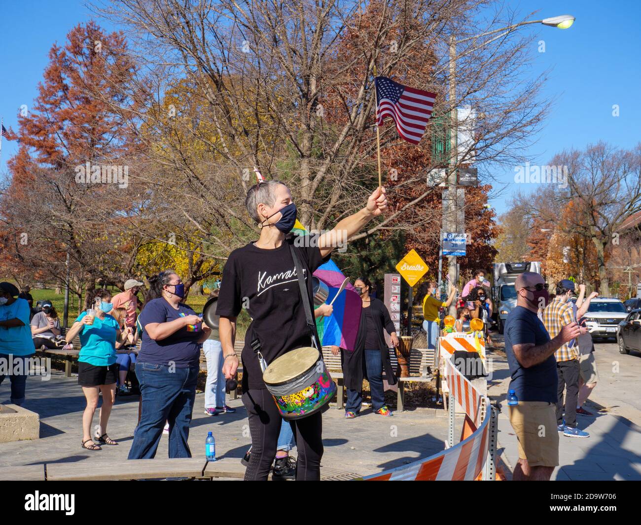 Oak Park, Illinois, USA. November 2020. Kurz nach der Ankündigung, dass Joe Biden und Kamala Harris genügend Wahlstimmen gewonnen haben, um Präsident und Vizepräsident der Vereinigten Staaten von Amerika zu werden, versammelt sich an der Ecke von Oak Park Avenue und Lake Street in Scoville Park eine festliche Menschenmenge. Stockfoto