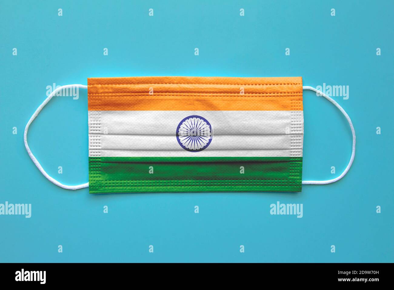 Eine Gesichtsmaske mit Indianerflagge auf klarem Hintergrund. Konzept: Indien während der Pandemie. Stockfoto
