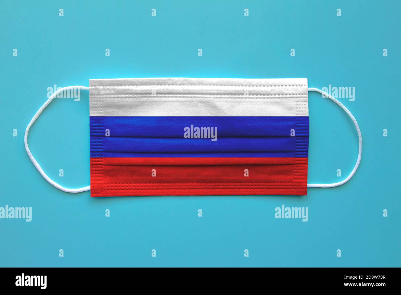 Eine Gesichtsmaske mit russischer Flagge auf klarem Hintergrund. Konzept: Russland während der Pandemie. Stockfoto