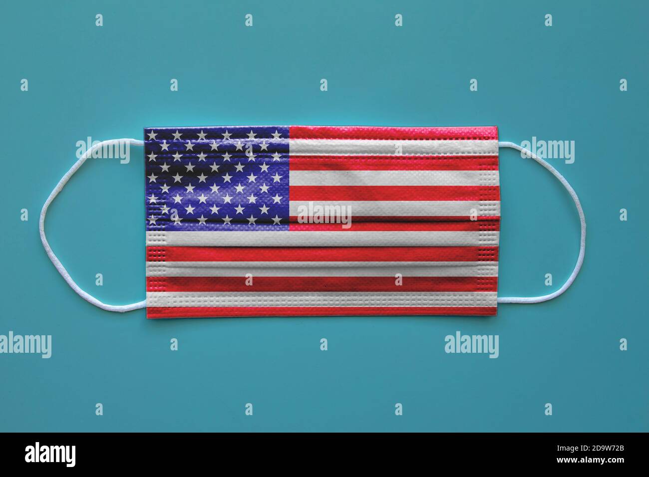 Eine Gesichtsmaske mit einer Flagge der Vereinigten Staaten von Amerika Auf einem klaren Hintergrund Stockfoto