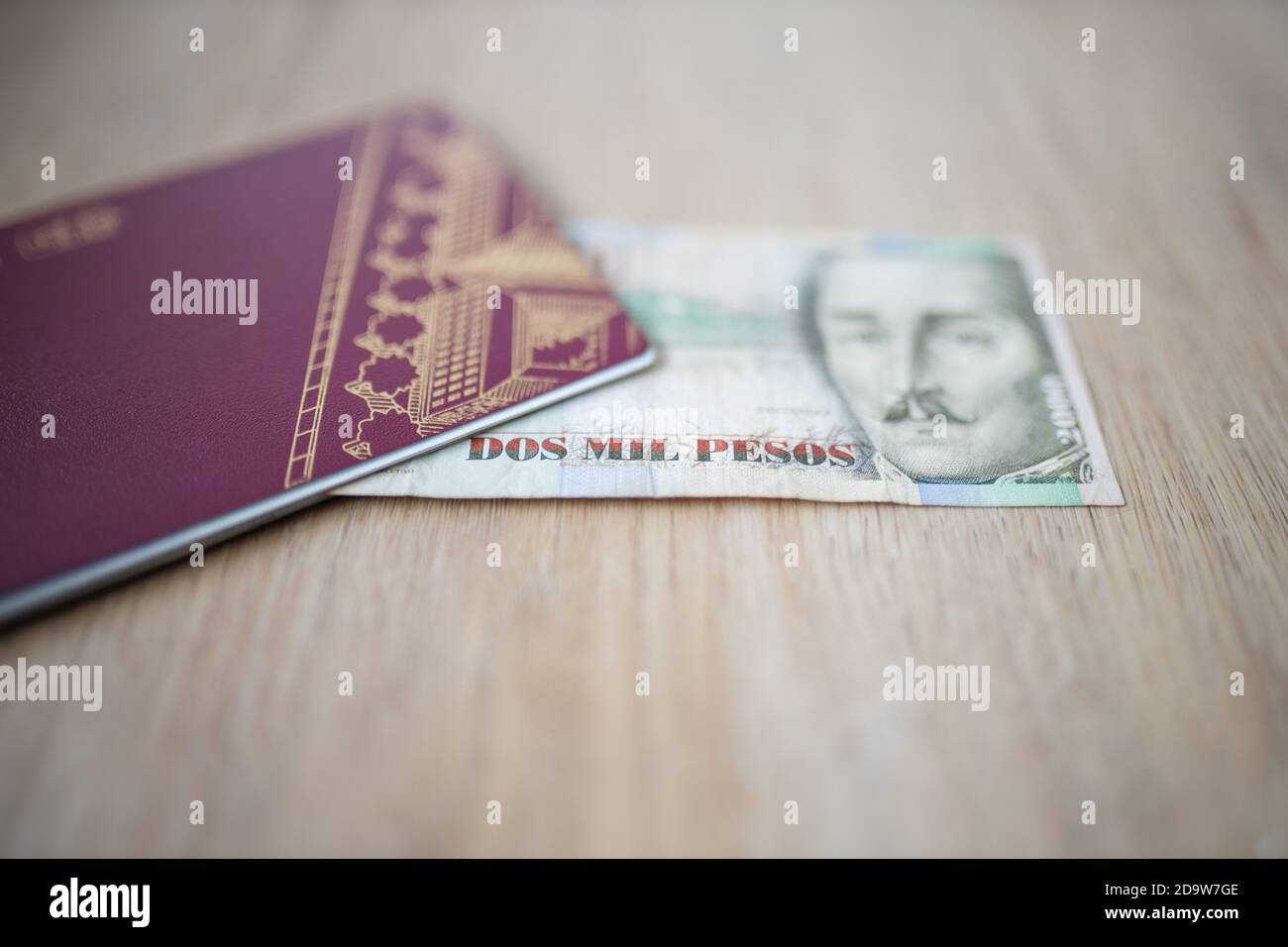 Zweitausend Pesos auf einem kolumbianischen Bill teilweise in einem Schweden-Pass Stockfoto