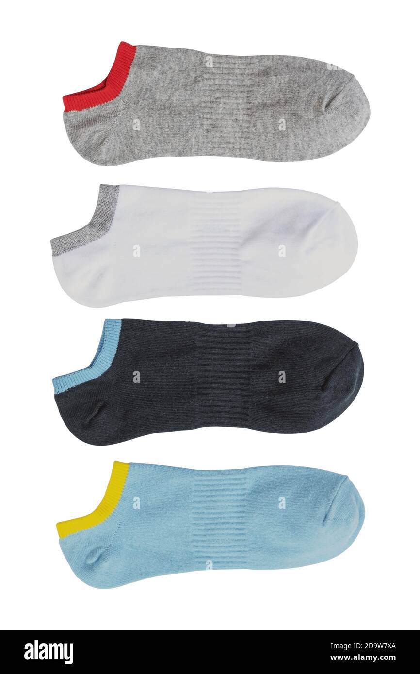 Gruppe von kurzen Sportsocken isoliert auf weißem Hintergrund. Stockfoto