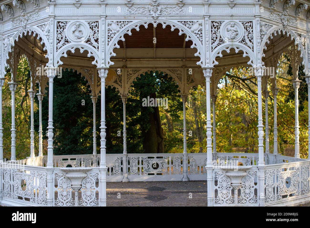 04. November 2020, Sachsen-Anhalt, Tangerhütte: Der Kunstgusspavillon im Stadtpark Tangerhütte. Der Pavillon wurde 1888 für die Pariser Weltausstellung gebaut und soll dort 1889 mit der Goldmedaille ausgezeichnet worden sein. Der Park wurde 1873 vom Hersteller Franz Wagenführ im gemischten Stil der Lenné-Meyer Schule angelegt. Der Park wurde 1873 vom Hersteller Franz Wagenführ im gemischten Stil der Lenné-Meyer Schule angelegt. Der Stadtpark gilt als einer der herausragendsten Parks seiner Art in Sachsen-Anhalt. Es ist Teil der Tourismusmarke 'Gartenträume - Histor Stockfoto