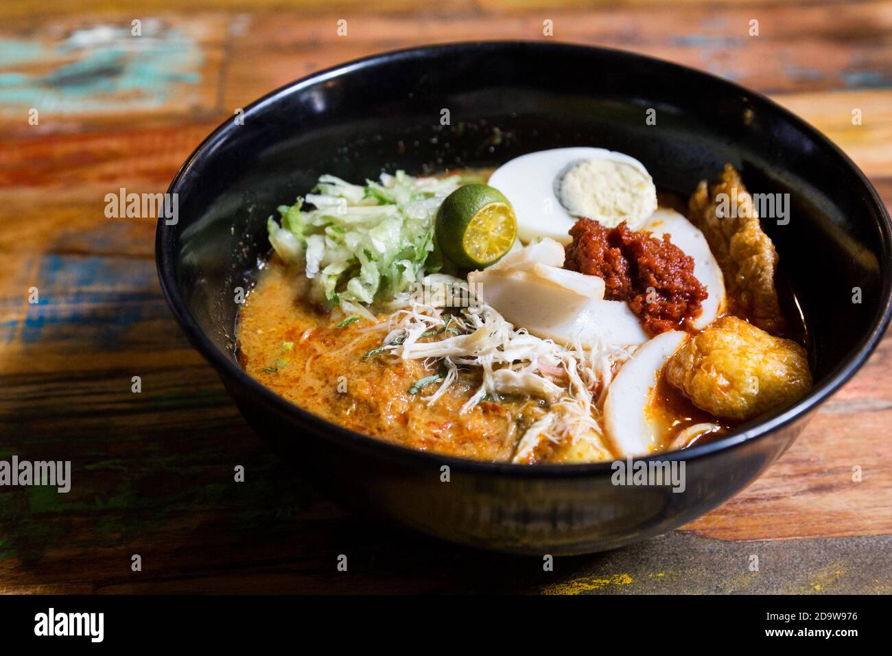 Serviert Nyonya Laksa, beliebte würzige Nudelsuppe in Malaysia Stockfoto