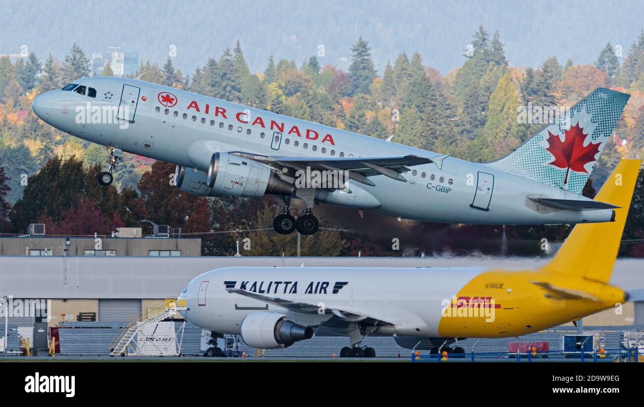 Richmond, British Columbia, Kanada. Oktober 2020. Ein Airbus A319 (C-GBIP) von Air Canada hebt vom internationalen Flughafen Vancouver ab. Im Hintergrund ein Kalitta Air/DHL Boeing 767 Frachter. Quelle: Bayne Stanley/ZUMA Wire/Alamy Live News Stockfoto
