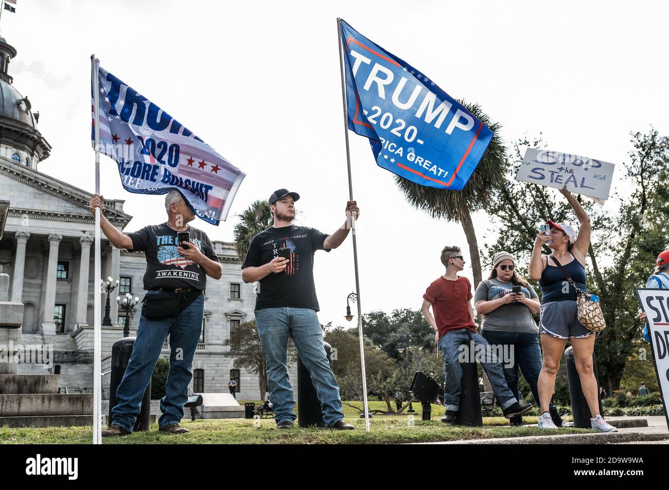 Columbia, South Carolina - USA - 7. November 2020: Donald Trump Anhänger marschieren um das South Carolina State House aus Protest gegen den ehemaligen Vizepräsidenten Joe Biden (D), der die Präsidentschaftsnominierung von 2020 gegen Donald Trump gewinnt. Stockfoto