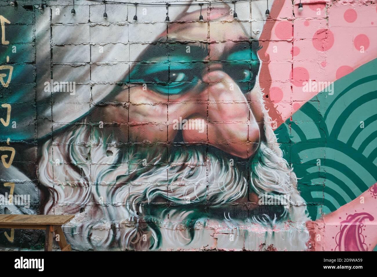 Ein Wandgemälde in der Ong Ang Walking Street von Klong Ong Ang, Chinatown / Phahurat, Bangkok, Thailand, zeigt einen Sikh Textilhändler Stockfoto