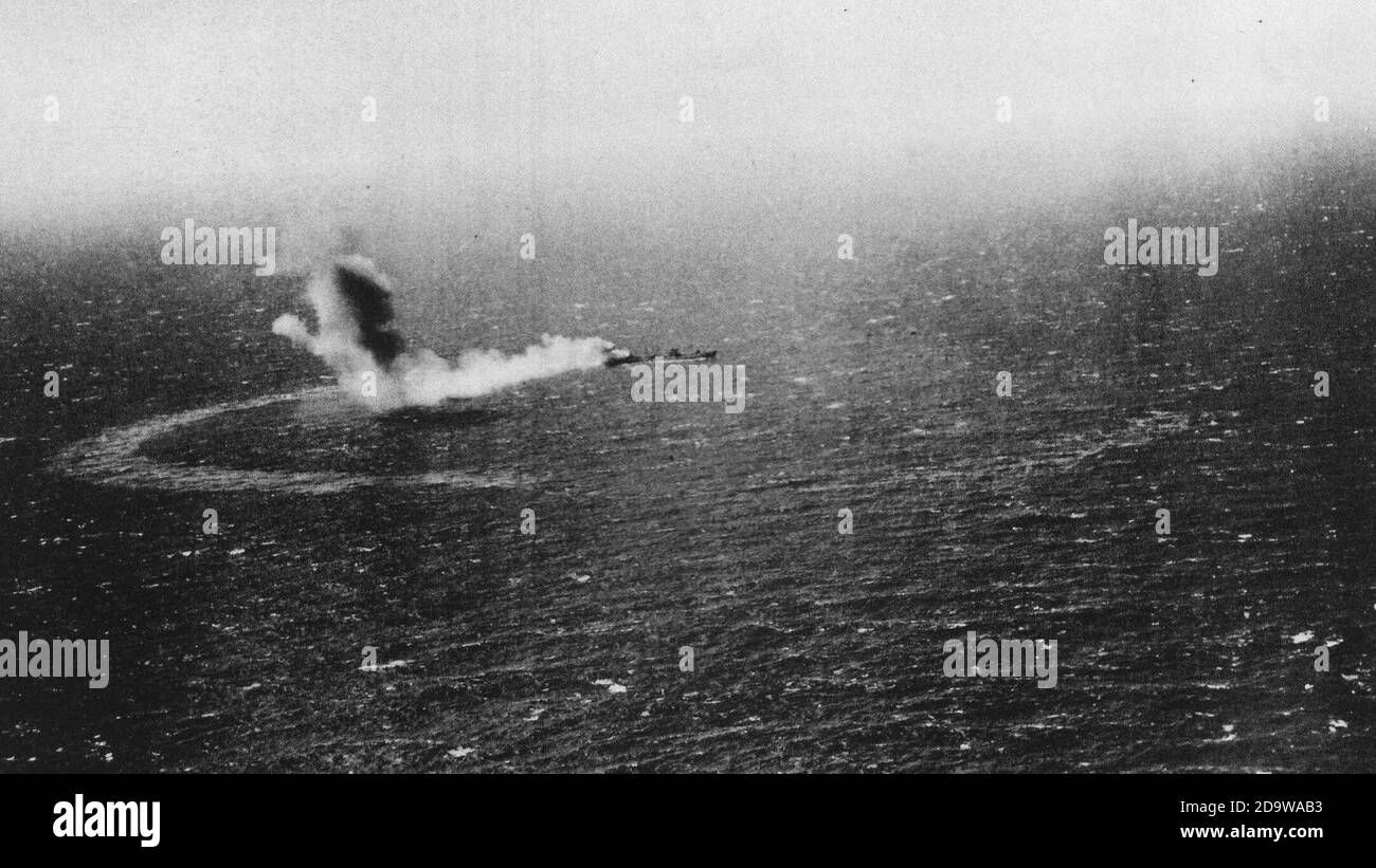 Der United States Navy Fleet Oiler USS Neosho (AO-23) wird nach einem Angriff der Imperial Japanese Navy Tauchbomber am 7. Mai 1942 während der Schlacht am Korallenmeer verbrannt und langsam versenkt. Stockfoto
