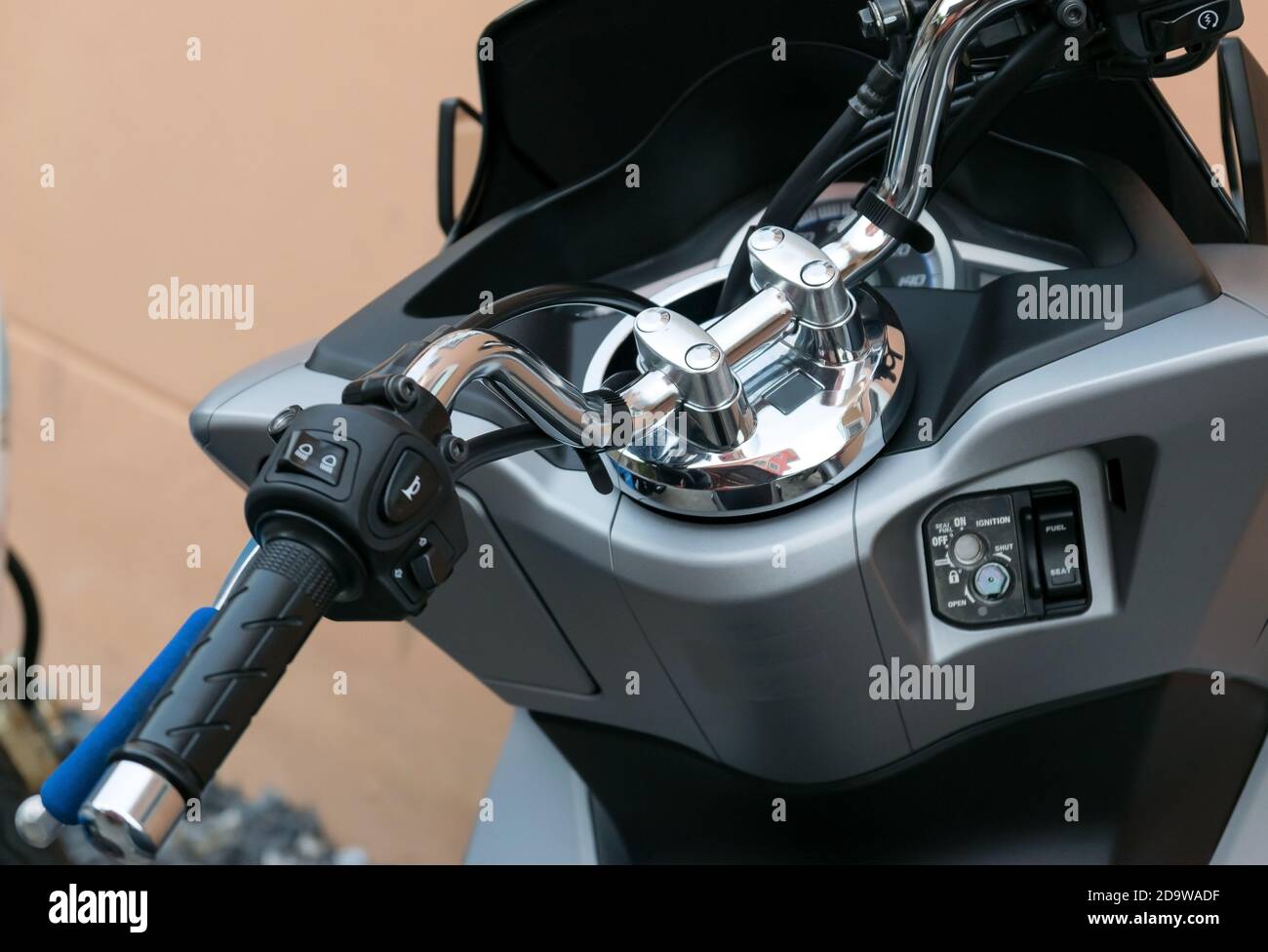 Nahaufnahme am Verriegelungsgriff des Motorrads. Stockfoto