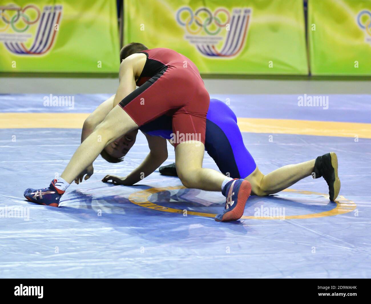 Orenburg, Russland - 15.-16. März 2017: Junge Männer treten im Sportwrestling bei der Wolga Federal District Championship im Sportwrestling an Stockfoto