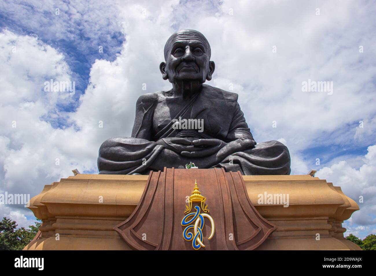 Wat Huay Mongkol, Thailand - 21. September 2019: Die riesige Luang Phor Thuad Statue ist der größte schwarze Mönch der Welt und berühmt in Prachuap Khiri Khan Stockfoto