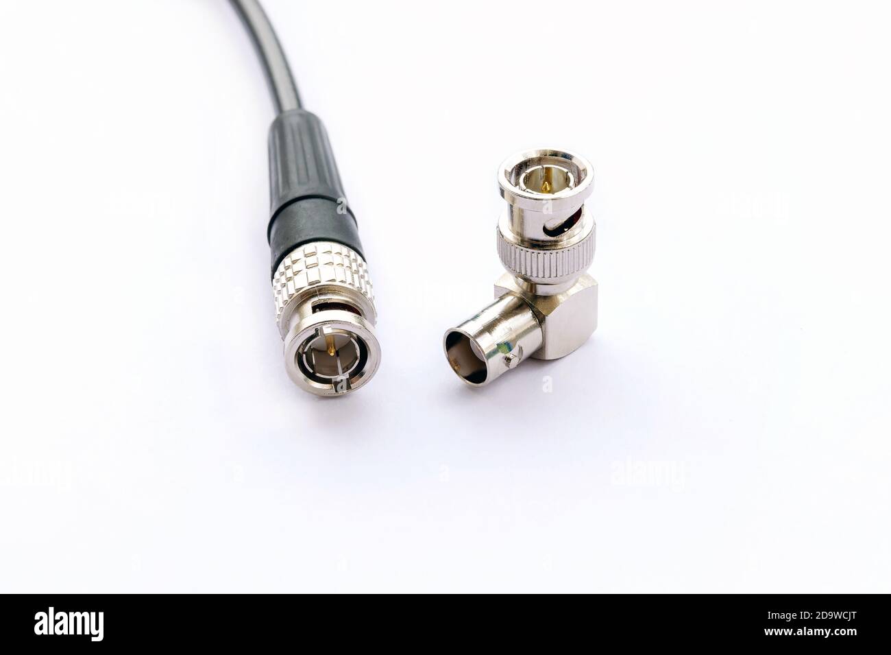 BNC-Buchse mit Kabel für Videosignal isoliert auf weißem Hintergrund. Stockfoto