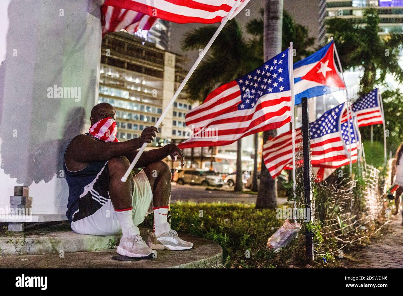 Miami, Usa. November 2020. Die Anhänger von Joe Biden versammeln sich auf dem Biscayne Boulevard, um zu beobachten, wie der designierte Präsident und der designierte Vizepräsident Kamala Harris die Nation in den Stunden, nachdem bekannt gegeben wurde, dass er die Präsidentschaftswahl der Vereinigten Staaten gewonnen hatte, mit einer Siegessrede ansprechen. Kredit: SOPA Images Limited/Alamy Live Nachrichten Stockfoto