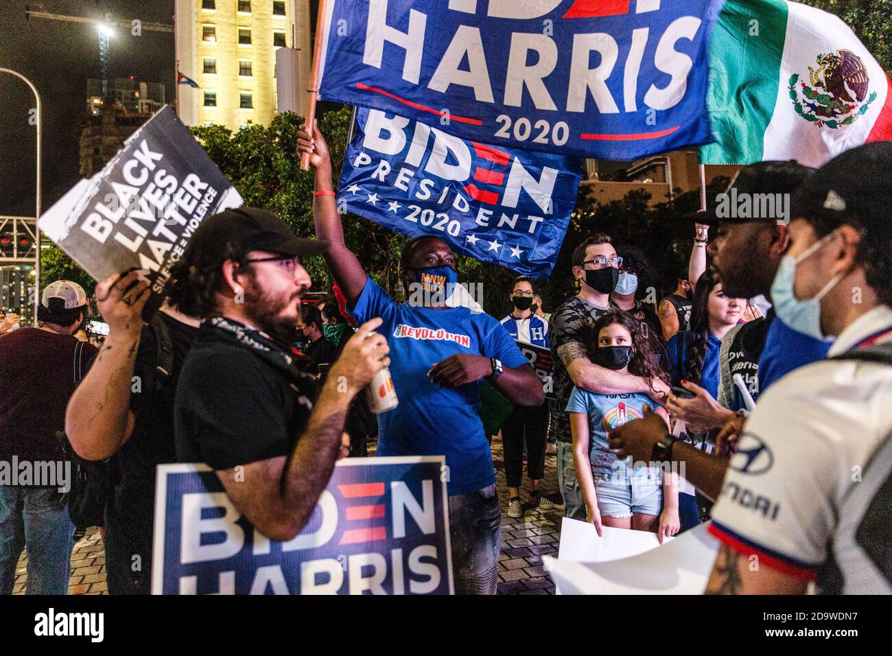 Miami, Usa. November 2020. Die Anhänger von Joe Biden versammeln sich auf dem Biscayne Boulevard, um zu beobachten, wie der designierte Präsident und der designierte Vizepräsident Kamala Harris die Nation in den Stunden, nachdem bekannt gegeben wurde, dass er die Präsidentschaftswahl der Vereinigten Staaten gewonnen hatte, mit einer Siegessrede ansprechen. Kredit: SOPA Images Limited/Alamy Live Nachrichten Stockfoto