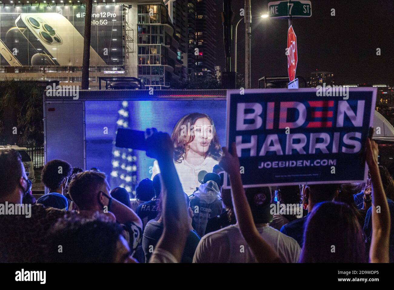 Miami, Usa. November 2020. Die Anhänger von Joe Biden versammeln sich auf dem Biscayne Boulevard, um zu beobachten, wie der designierte Präsident und der designierte Vizepräsident Kamala Harris die Nation in den Stunden, nachdem bekannt gegeben wurde, dass er die Präsidentschaftswahl der Vereinigten Staaten gewonnen hatte, mit einer Siegessrede ansprechen. Kredit: SOPA Images Limited/Alamy Live Nachrichten Stockfoto