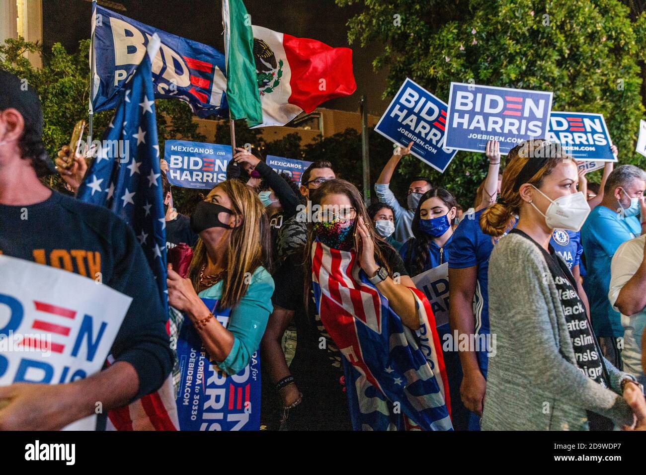 Miami, Usa. November 2020. Die Anhänger von Joe Biden versammeln sich auf dem Biscayne Boulevard, um zu beobachten, wie der designierte Präsident und der designierte Vizepräsident Kamala Harris die Nation in den Stunden, nachdem bekannt gegeben wurde, dass er die Präsidentschaftswahl der Vereinigten Staaten gewonnen hatte, mit einer Siegessrede ansprechen. Kredit: SOPA Images Limited/Alamy Live Nachrichten Stockfoto