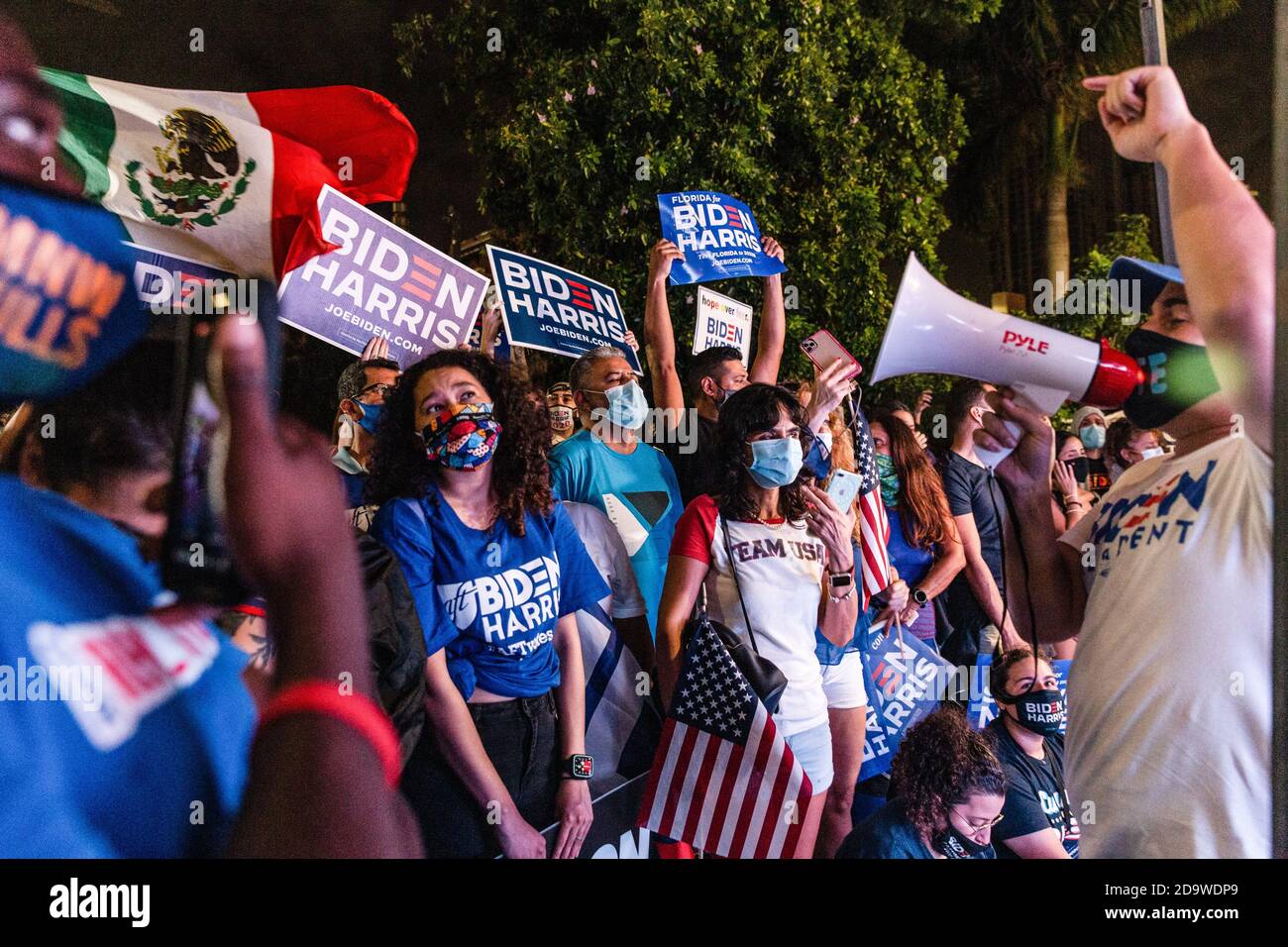 Miami, Usa. November 2020. Die Anhänger von Joe Biden versammeln sich auf dem Biscayne Boulevard, um zu beobachten, wie der designierte Präsident und der designierte Vizepräsident Kamala Harris die Nation in den Stunden, nachdem bekannt gegeben wurde, dass er die Präsidentschaftswahl der Vereinigten Staaten gewonnen hatte, mit einer Siegessrede ansprechen. Kredit: SOPA Images Limited/Alamy Live Nachrichten Stockfoto