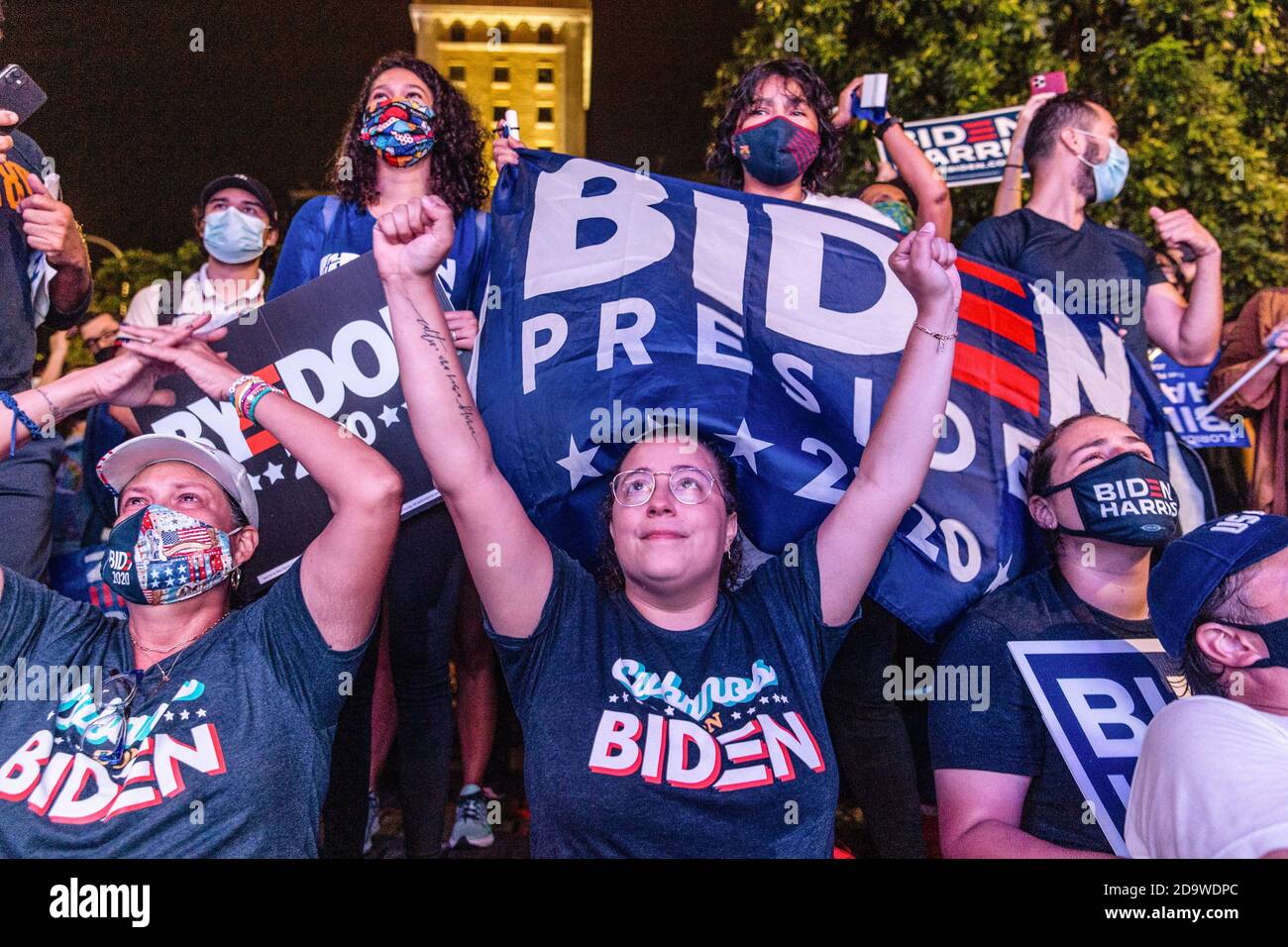 Miami, Usa. November 2020. Die Anhänger von Joe Biden versammeln sich auf dem Biscayne Boulevard, um zu beobachten, wie der designierte Präsident und der designierte Vizepräsident Kamala Harris die Nation in den Stunden, nachdem bekannt gegeben wurde, dass er die Präsidentschaftswahl der Vereinigten Staaten gewonnen hatte, mit einer Siegessrede ansprechen. Kredit: SOPA Images Limited/Alamy Live Nachrichten Stockfoto