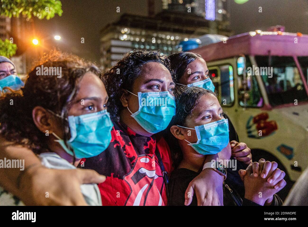 Miami, Usa. November 2020. Die Anhänger von Joe Biden versammeln sich auf dem Biscayne Boulevard, um zu beobachten, wie der designierte Präsident und der designierte Vizepräsident Kamala Harris die Nation in den Stunden, nachdem bekannt gegeben wurde, dass er die Präsidentschaftswahl der Vereinigten Staaten gewonnen hatte, mit einer Siegessrede ansprechen. Kredit: SOPA Images Limited/Alamy Live Nachrichten Stockfoto