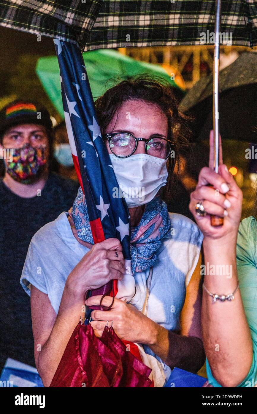 Miami, Usa. November 2020. Die Anhänger von Joe Biden versammeln sich auf dem Biscayne Boulevard, um zu beobachten, wie der designierte Präsident und der designierte Vizepräsident Kamala Harris die Nation in den Stunden, nachdem bekannt gegeben wurde, dass er die Präsidentschaftswahl der Vereinigten Staaten gewonnen hatte, mit einer Siegessrede ansprechen. Kredit: SOPA Images Limited/Alamy Live Nachrichten Stockfoto