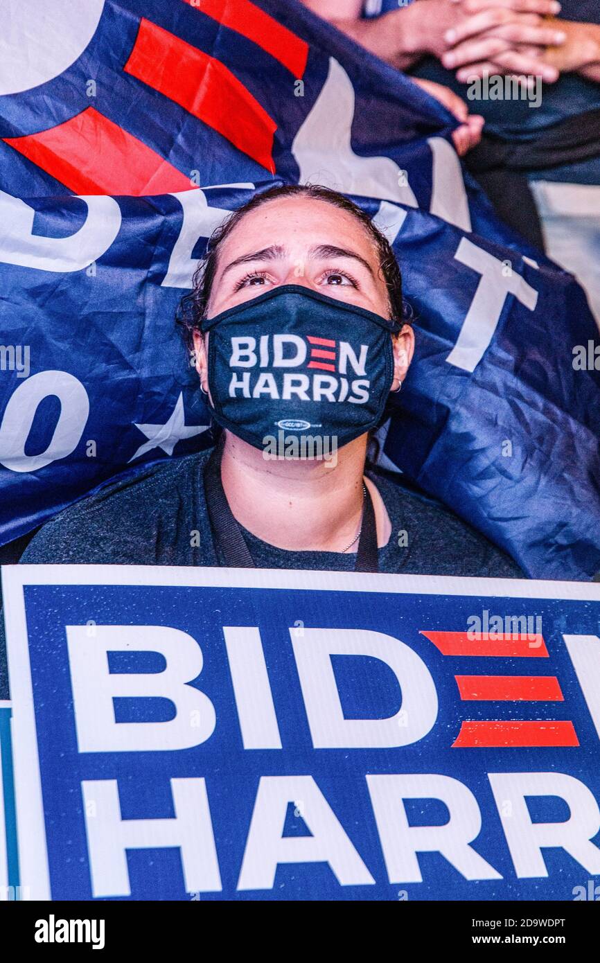 Miami, Usa. November 2020. Die Anhänger von Joe Biden versammeln sich auf dem Biscayne Boulevard, um zu beobachten, wie der designierte Präsident und der designierte Vizepräsident Kamala Harris die Nation in den Stunden, nachdem bekannt gegeben wurde, dass er die Präsidentschaftswahl der Vereinigten Staaten gewonnen hatte, mit einer Siegessrede ansprechen. Kredit: SOPA Images Limited/Alamy Live Nachrichten Stockfoto