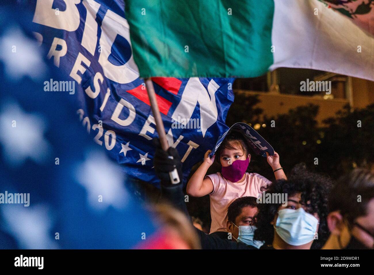 Miami, Usa. November 2020. Die Anhänger von Joe Biden versammeln sich auf dem Biscayne Boulevard, um zu beobachten, wie der designierte Präsident und der designierte Vizepräsident Kamala Harris die Nation in den Stunden, nachdem bekannt gegeben wurde, dass er die Präsidentschaftswahl der Vereinigten Staaten gewonnen hatte, mit einer Siegessrede ansprechen. Kredit: SOPA Images Limited/Alamy Live Nachrichten Stockfoto