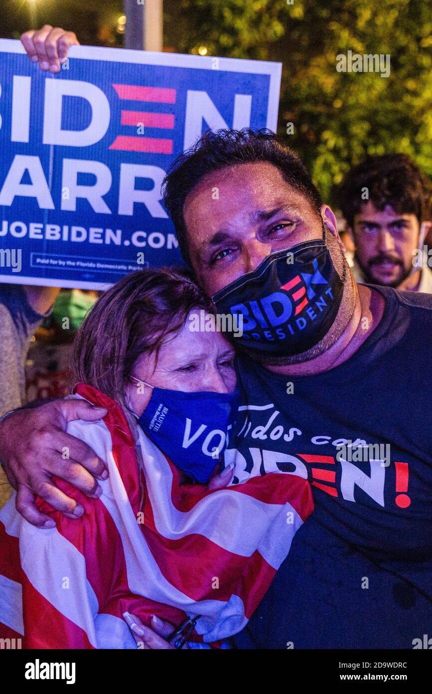 Miami, Usa. November 2020. Die Anhänger von Joe Biden versammeln sich auf dem Biscayne Boulevard, um zu beobachten, wie der designierte Präsident und der designierte Vizepräsident Kamala Harris die Nation in den Stunden, nachdem bekannt gegeben wurde, dass er die Präsidentschaftswahl der Vereinigten Staaten gewonnen hatte, mit einer Siegessrede ansprechen. Kredit: SOPA Images Limited/Alamy Live Nachrichten Stockfoto