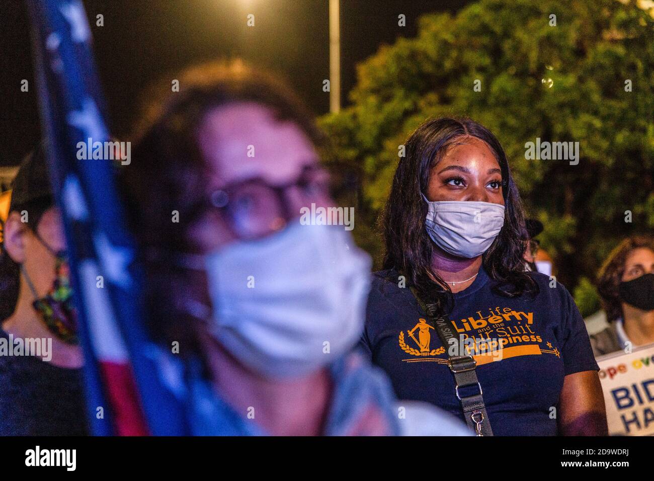 Miami, Usa. November 2020. Die Anhänger von Joe Biden versammeln sich auf dem Biscayne Boulevard, um zu beobachten, wie der designierte Präsident und der designierte Vizepräsident Kamala Harris die Nation in den Stunden, nachdem bekannt gegeben wurde, dass er die Präsidentschaftswahl der Vereinigten Staaten gewonnen hatte, mit einer Siegessrede ansprechen. Kredit: SOPA Images Limited/Alamy Live Nachrichten Stockfoto