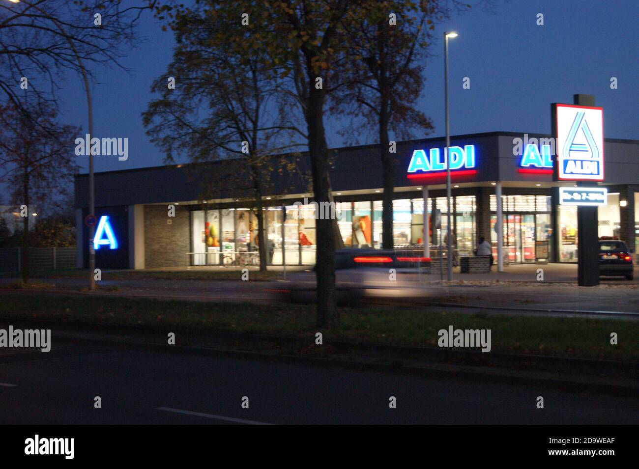 Aldi-Filiale am Abend, filial Aldi à noite, Branche Aldi le soir, Aldi Zweig am Abend, Rama de Aldi en la noche Stockfoto