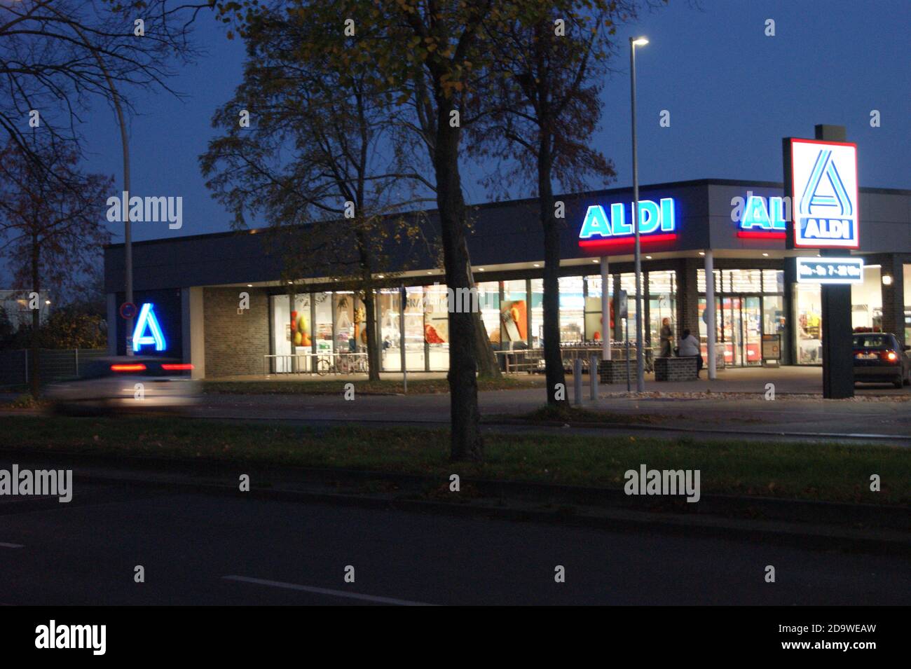 Aldi-Filiale am Abend, filial Aldi à noite, Branche Aldi le soir, Aldi Zweig am Abend, Rama de Aldi en la noche Stockfoto