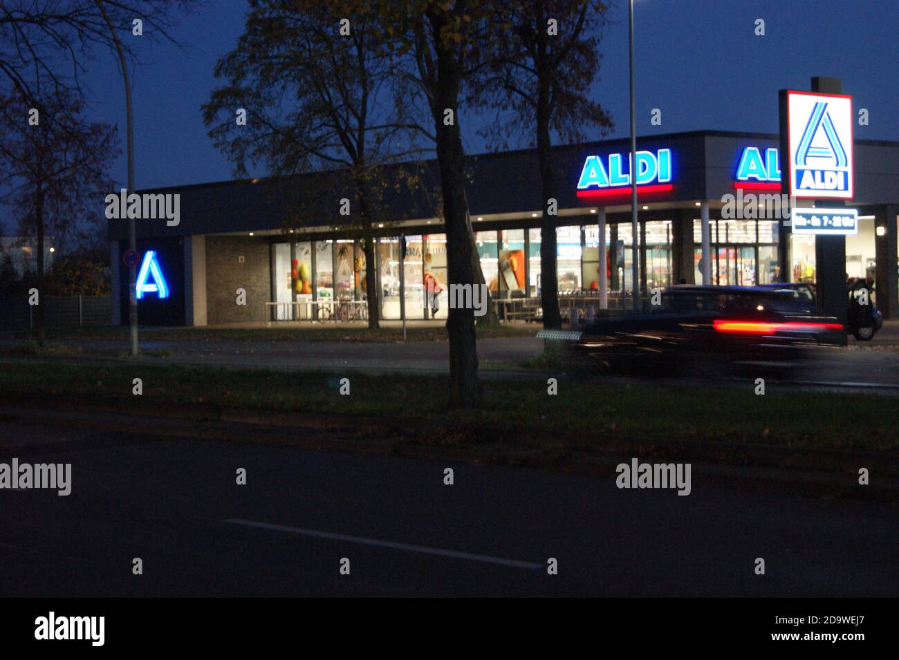 Aldi-Filiale am Abend, filial Aldi à noite, Branche Aldi le soir, Aldi Zweig am Abend, Rama de Aldi en la noche Stockfoto