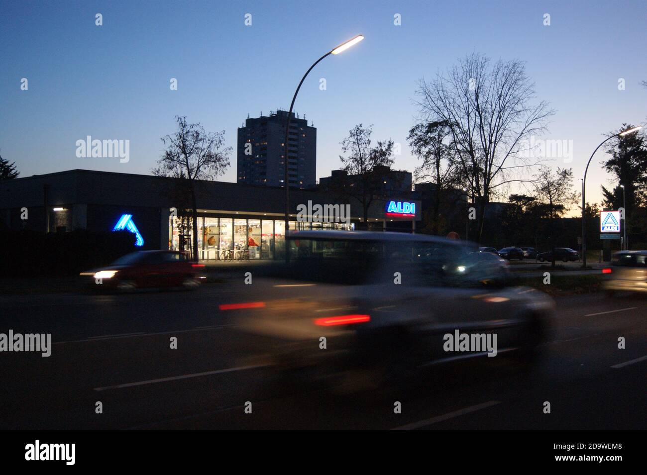 Aldi-Filiale am Abend, filial Aldi à noite, Branche Aldi le soir, Aldi Zweig am Abend, Rama de Aldi en la noche Stockfoto