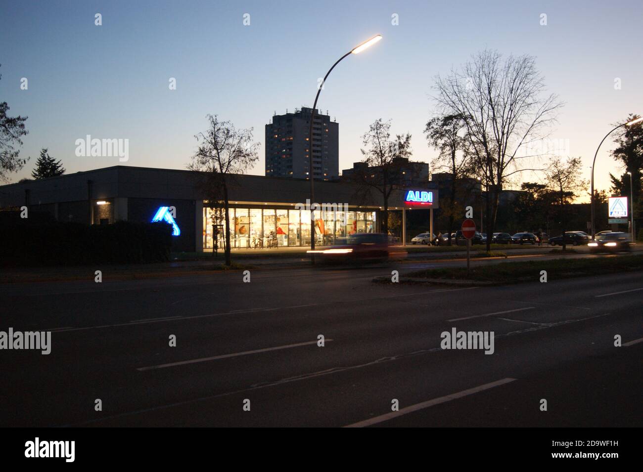 Aldi-Filiale am Abend, filial Aldi à noite, Branche Aldi le soir, Aldi Zweig am Abend, Rama de Aldi en la noche Stockfoto