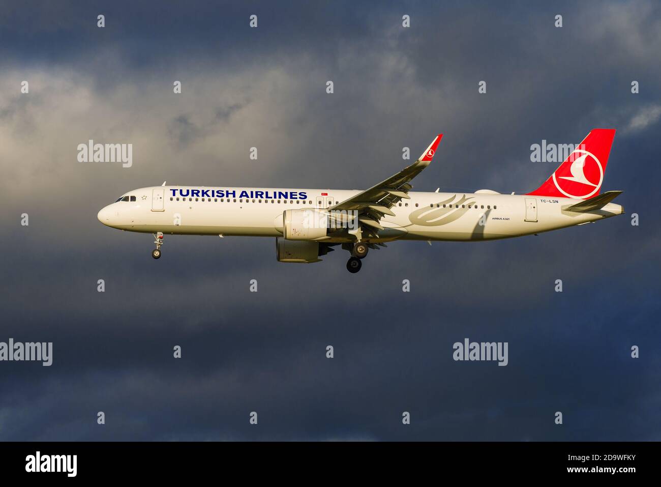 SANKT PETERSBURG, RUSSLAND - 28. OKTOBER 2020: Airbus A321neo (TC-LSN) von Turkish Airlines auf dem Gleitschirmweg vor dem Hintergrund eines düsteren Himmels Stockfoto