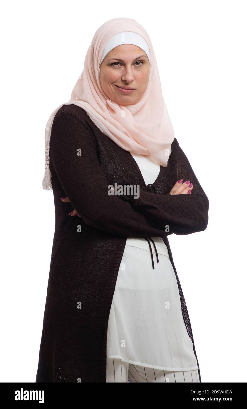 Schöne moderne muslimische Frau mit Daumen nach unten Zeichen isoliert auf weißem Hintergrund Stockfoto