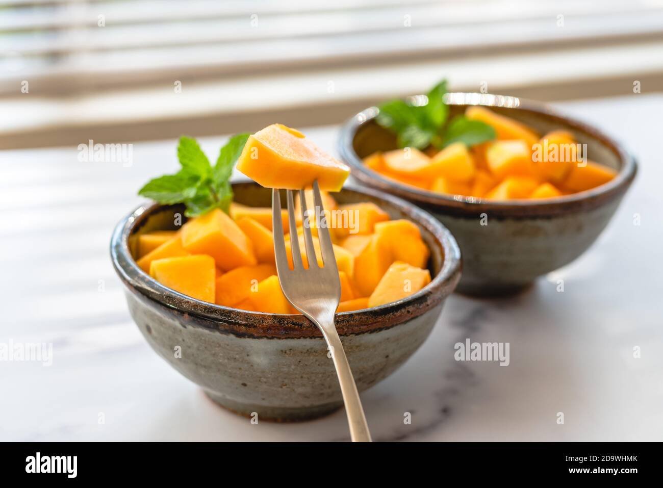 Melonensalat mit Minzblättern aus nächster Nähe in einer Schüssel, selektiver Fokus Stockfoto