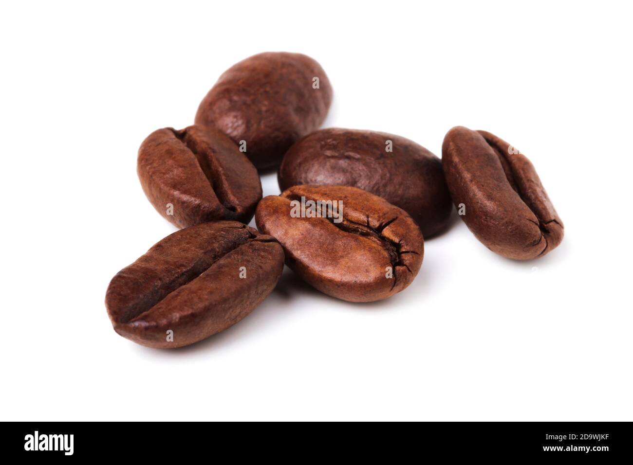 Kaffeebohnen Nahaufnahme isoliert auf weißem Hintergrund Stockfoto