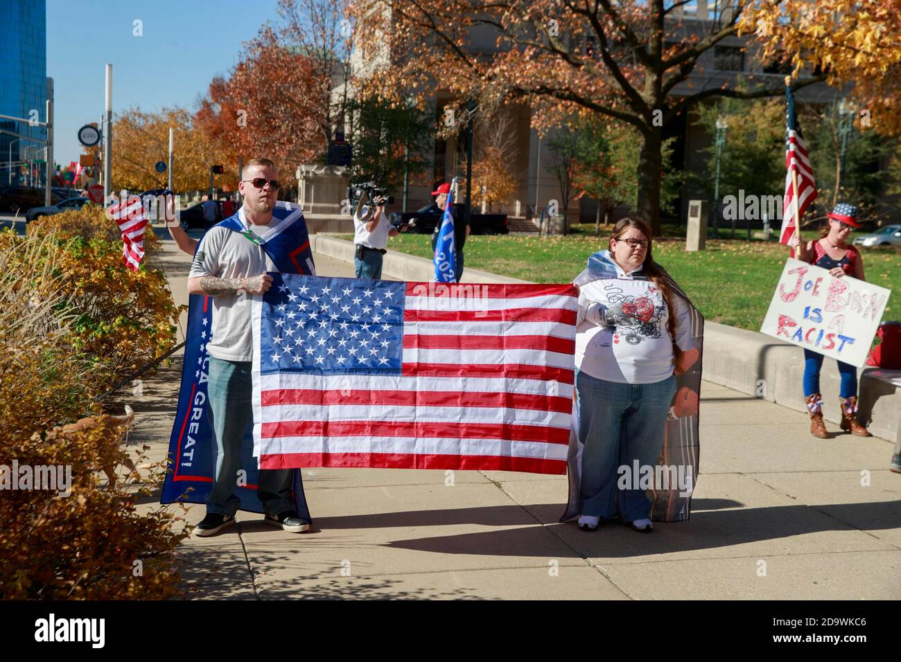 Trump-Anhänger halten eine US-Flagge, während sie sich in der Nähe des Indiana State House für eine „“#StoptheSteal“-Kundgebung versammeln und gegen Joe Bidens Wahlsieg über Donald J. Trump protestieren. Kurz vor Beginn der Kundgebung wurde die Wahl zugunsten von Biden einberufen. Die Demonstranten fordern Stimmentzählungen. Ähnliche Kundgebungen wurden in den Vereinigten Staaten abgehalten. Stockfoto