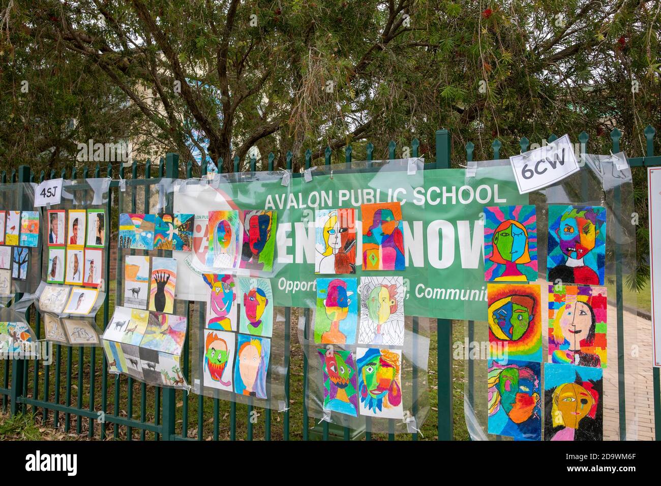 Australische Grundschule mit Kunstwerken und Zeichnungen der Schüler auf dem Schulzaun in Sydney, NSW, Australien Stockfoto