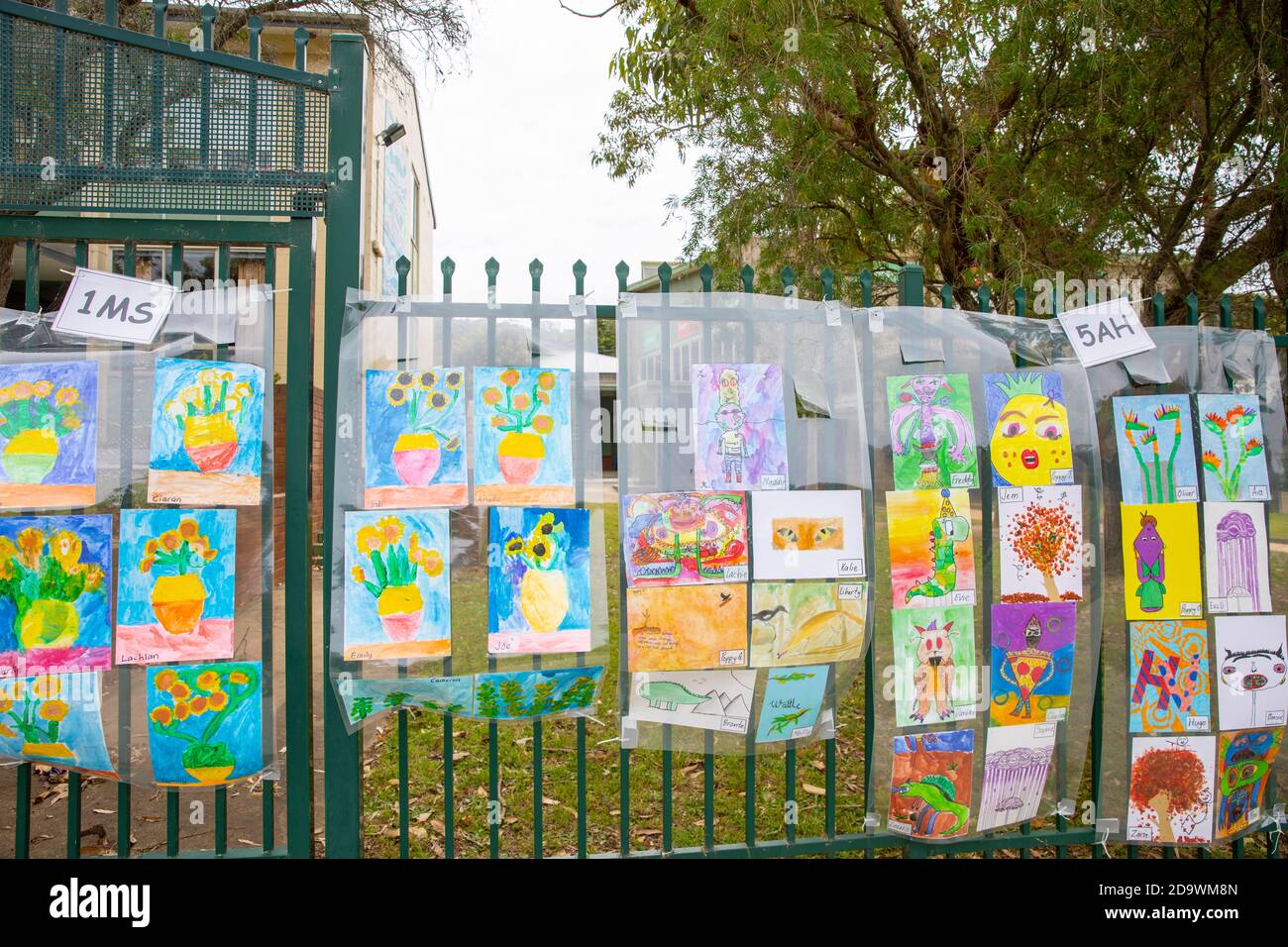 Australische Grundschule mit Kindern Schüler Kunstwerke und Zeichnungen ausgestellt Am Schulzaun, Sydney, Australien Stockfoto
