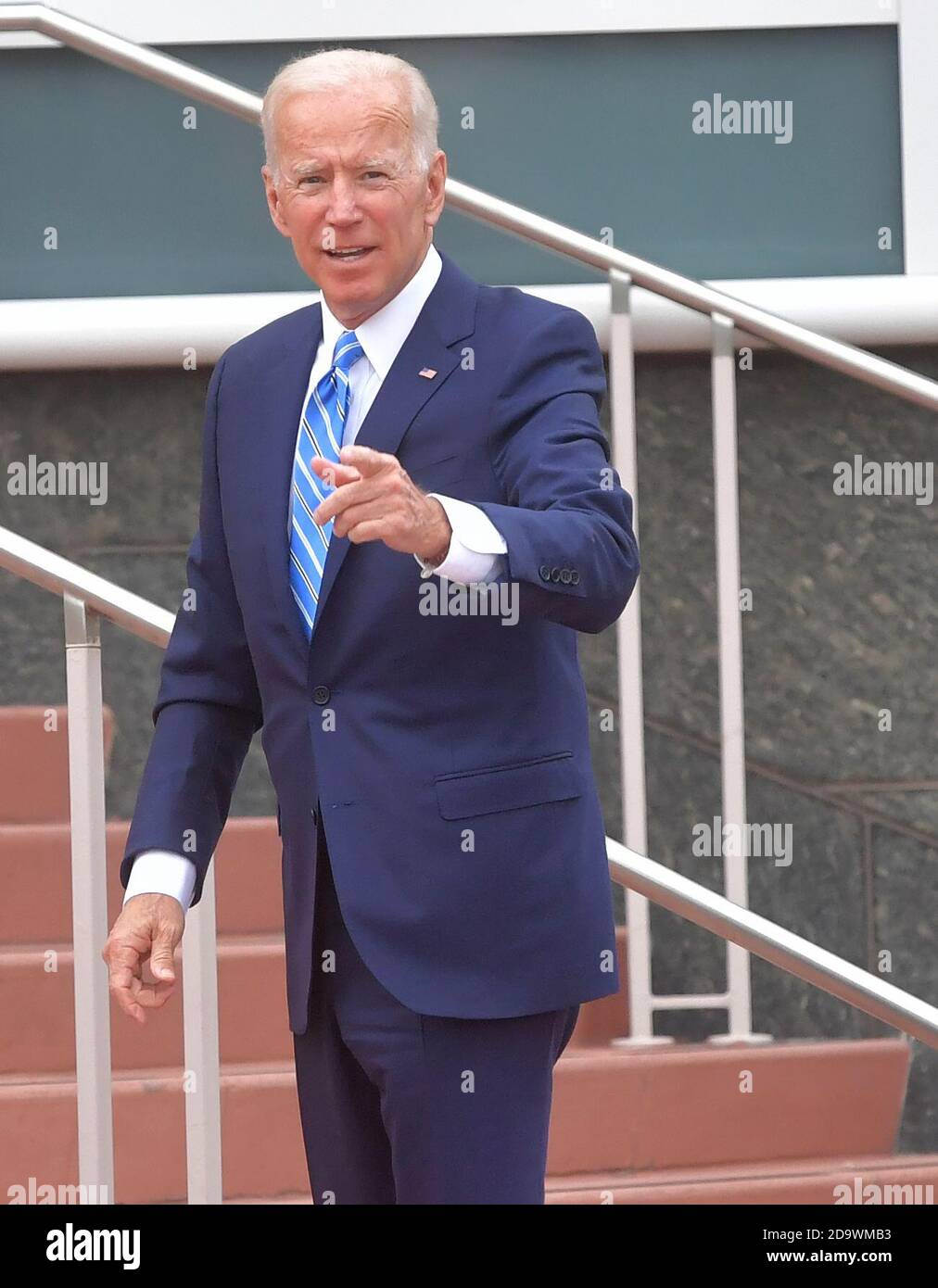 MIAMI, FLORIDA - Juni 27: (exklusive Deckung) Ehemaliger Vizepräsident Joe Biden sieht aus wie seine ist eine tolle Stimmung mit ein wenig Frühling in seinem Schritt, als er die Hintertür Eingang betritt vor der Aussprache in der zweiten Nacht der ersten demokratischen Präsidentschaftswahlen Debatte 2020. War ein Feld von 20 demokratischen Präsidentschaftskandidaten in zwei Gruppen von 10 für die erste Debatte der Wahl 2020 Split, über zwei Nächte im Knight Concert Hall der Adrienne Arsht Center für Darstellende Künste von Miami-Dade County am 27. Juni 2019 in Miami, Florida Personen: Joe Biden Stockfoto