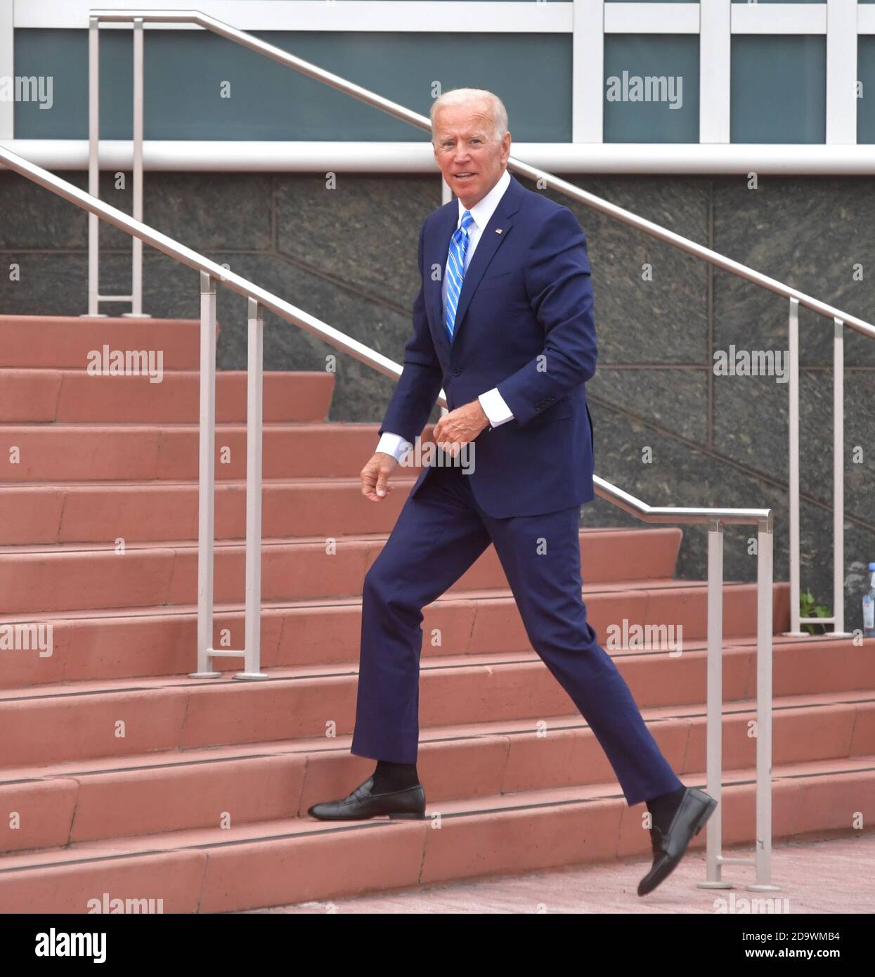 MIAMI, FLORIDA - Juni 27: (exklusive Deckung) Ehemaliger Vizepräsident Joe Biden sieht aus wie seine ist eine tolle Stimmung mit ein wenig Frühling in seinem Schritt, als er die Hintertür Eingang betritt vor der Aussprache in der zweiten Nacht der ersten demokratischen Präsidentschaftswahlen Debatte 2020. War ein Feld von 20 demokratischen Präsidentschaftskandidaten in zwei Gruppen von 10 für die erste Debatte der Wahl 2020 Split, über zwei Nächte im Knight Concert Hall der Adrienne Arsht Center für Darstellende Künste von Miami-Dade County am 27. Juni 2019 in Miami, Florida Personen: Joe Biden Stockfoto