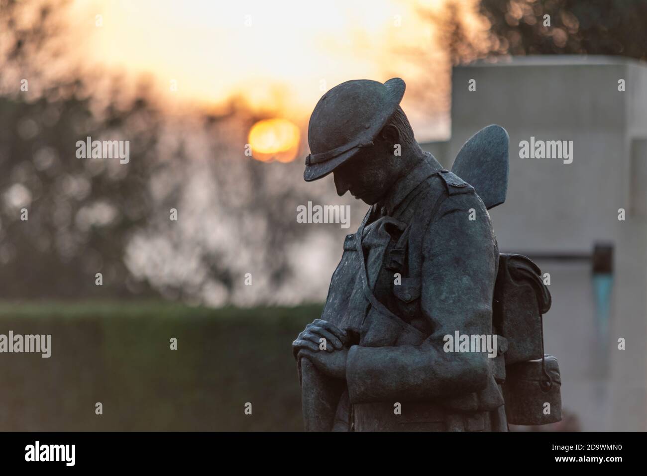 Southend on Sea, Essex, Großbritannien. November 2020. Die Sonne geht am Sonntagmorgen der Erinnerung auf, hinter dem Southend Cenotaph und dem Kriegsdenkmal. Eine bronzene „Tommy“-Figur ist eine jüngste Ergänzung, die auf Ruheleuchten steht. Am Morgen Stockfoto