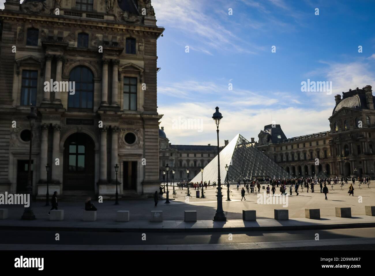 Der Louvre, oder das Louvre Museum, ist das größte Kunstmuseum der Welt