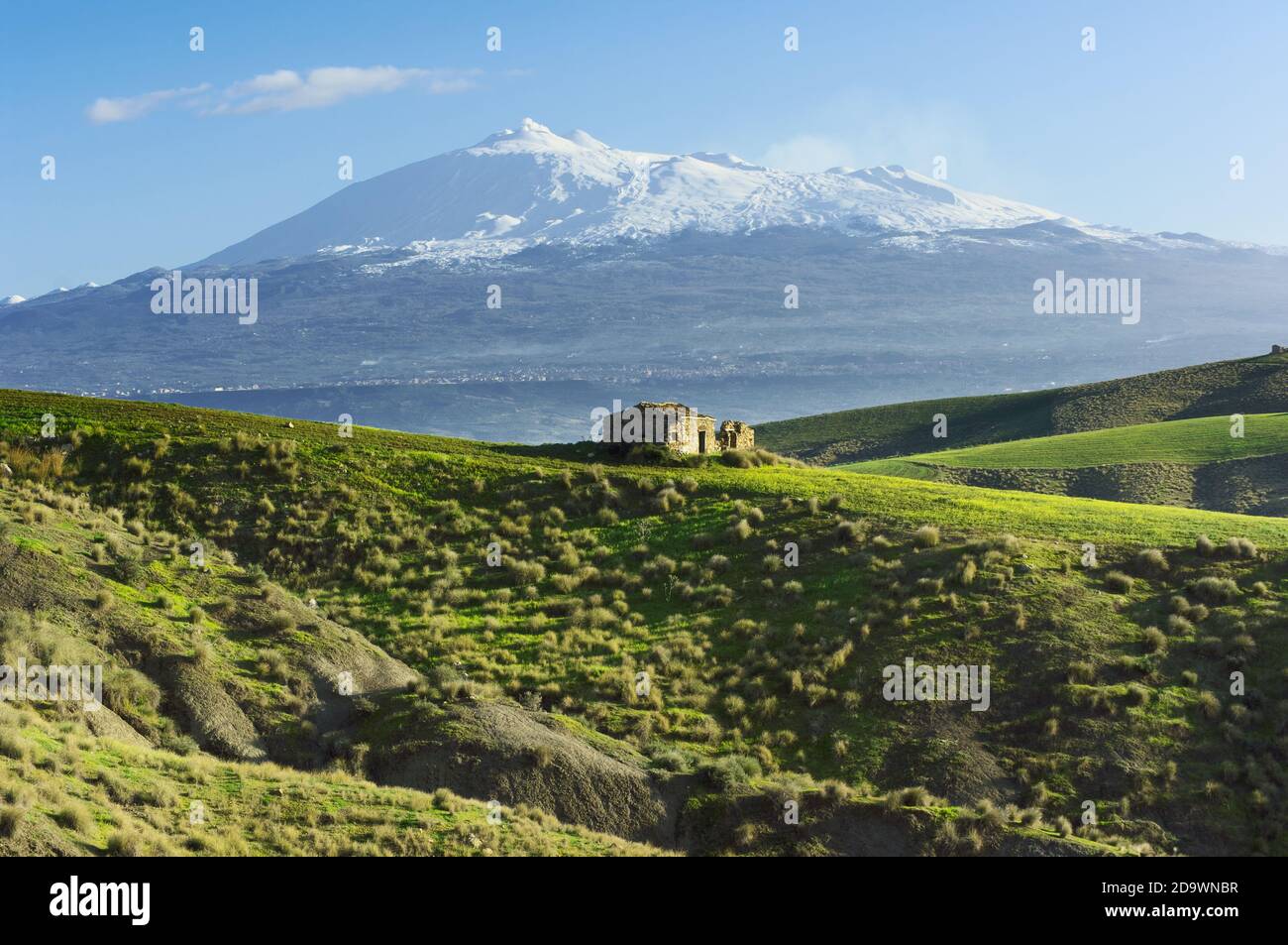 Ätna Berg Winterlandschaft von grünen Hügeln von Badlands ist es Ein Wahrzeichen von Sizilien Tourismus im Freien Stockfoto