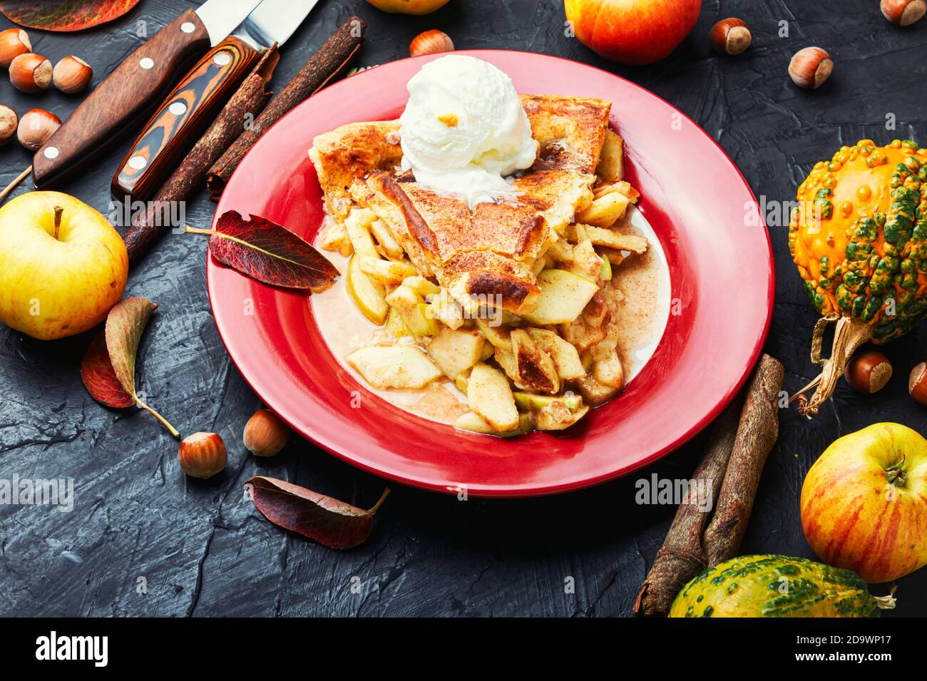 Schmackhafter Apfelkuchen auf dem Teller.Stück Apfelkuchen mit Eis Creme Stockfoto